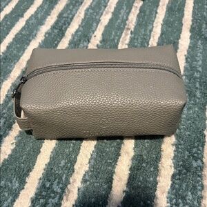 Therabody Gray Toiletry Bag
